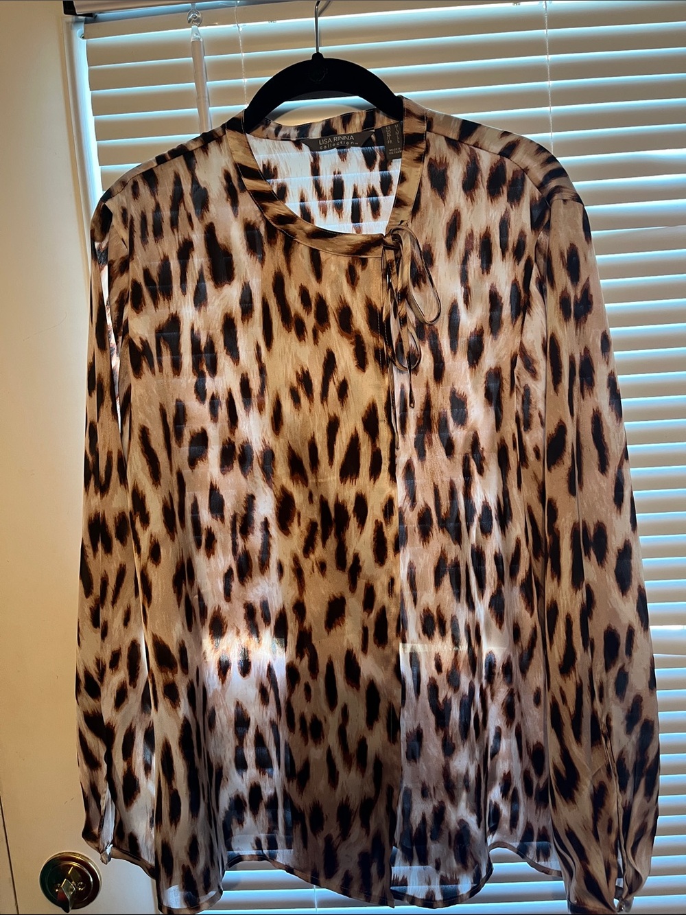 Lisa Rinna leopard top - Picture 3 of 5